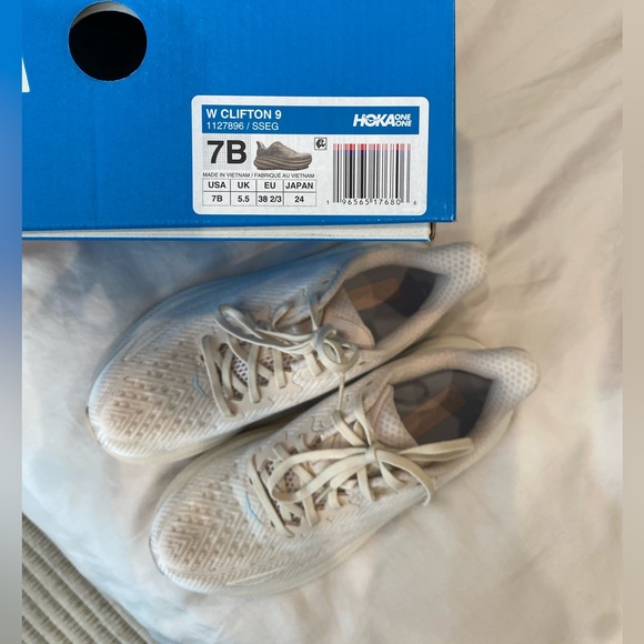 BRAND NEW Hoka Women’s Clifton 9 Egg Nog. Size 7. *Sold Out Online* - Picture 5 of 6